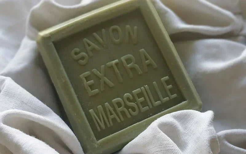 Geste délicat pour entretenir le lin : un tissu noble qui se lave avec soin, pour préserver sa douceur, sa fibre vivante et sa beauté naturelle.