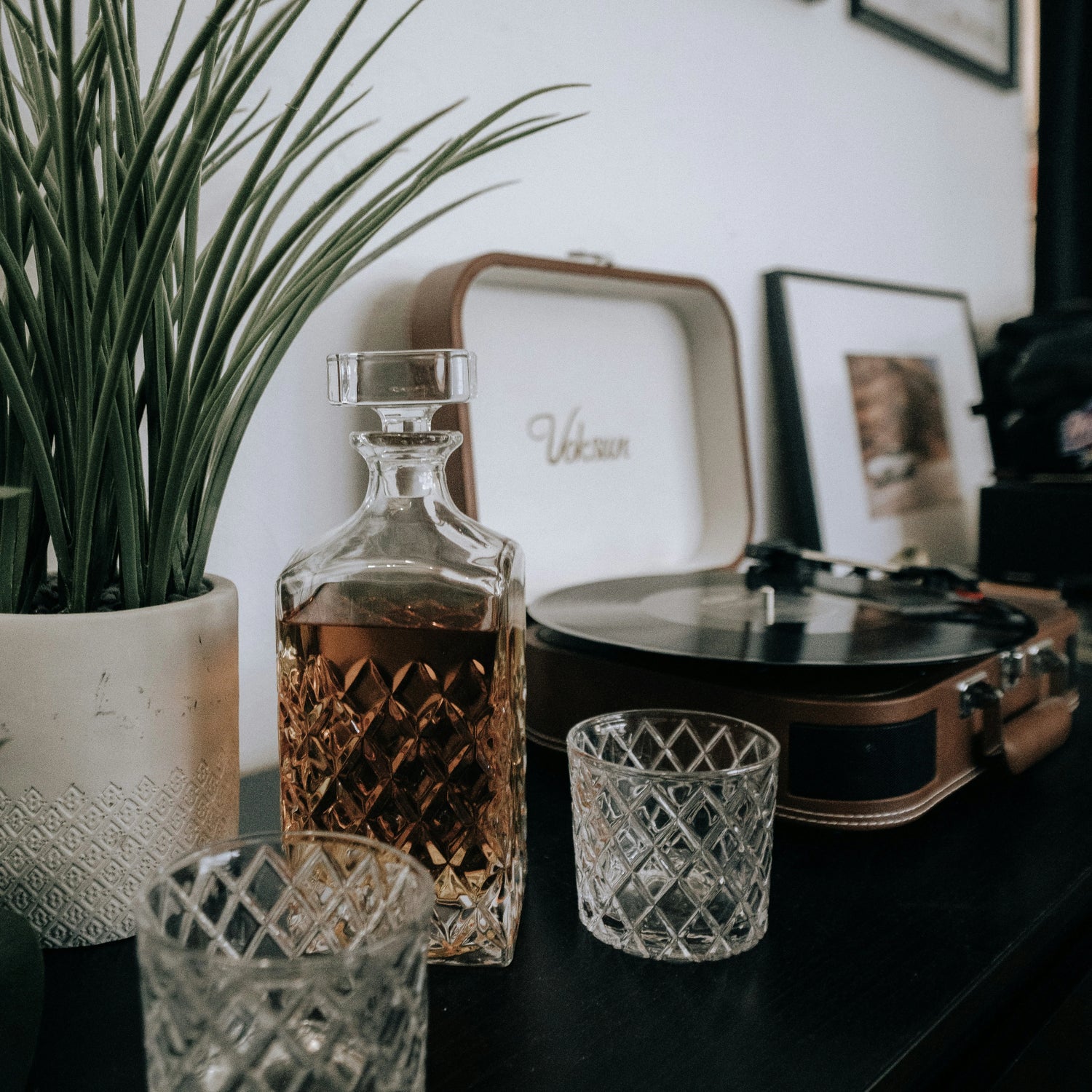Page d'accueil-Service en cristal taillé - Carafe et verres élégants pour une table raffinée.
